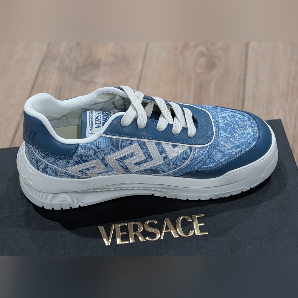 $925 VERSACE Greek Key Leather Low-Top Sneakers White/Baby Blue 43 US 10 - Picture 4 of 11